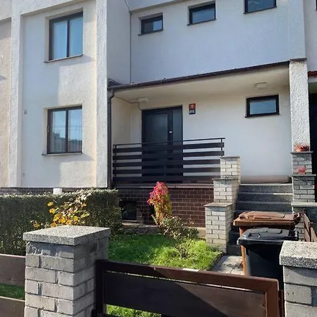 Prázdninový dům Příjemný řadový Rodinný Dům Se Zahradou