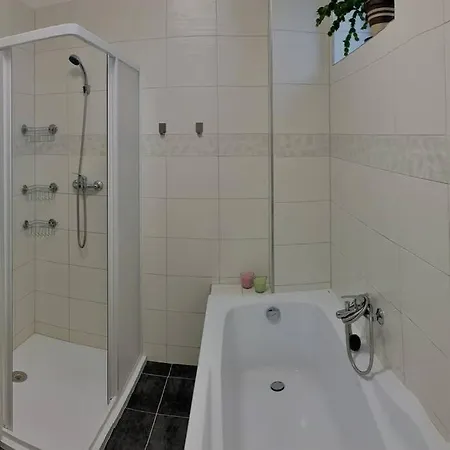 Příjemný řadový Rodinný Dům Se Zahradou Сasa de vacaciones *